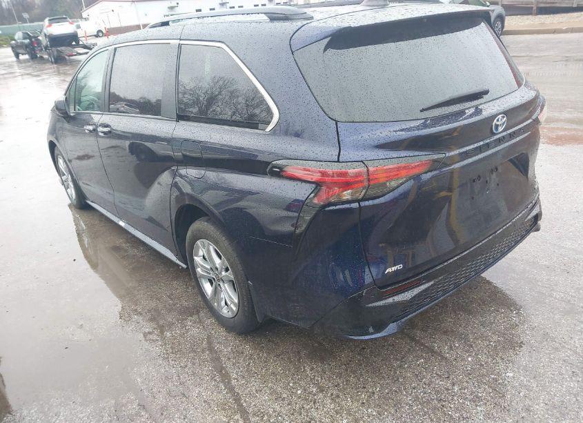 Photo 3 of 2022 Toyota Sienna XSE (VIN 5TDXSKFC6NS070628)