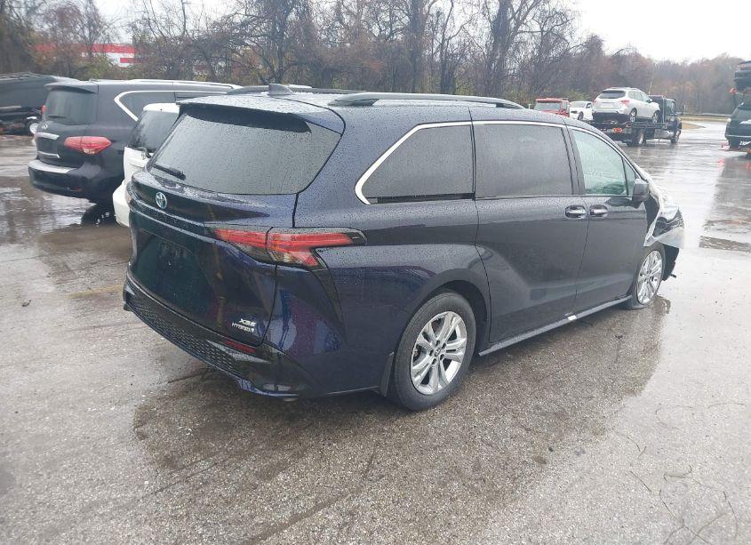 Photo 4 of 2022 Toyota Sienna XSE (VIN 5TDXSKFC6NS070628)