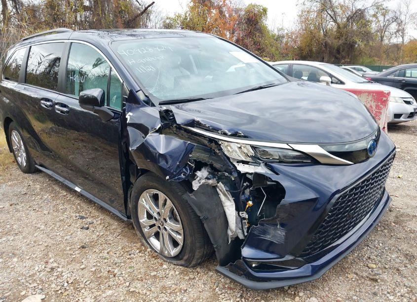 Photo 6 of 2022 Toyota Sienna XSE (VIN 5TDXSKFC6NS070628)