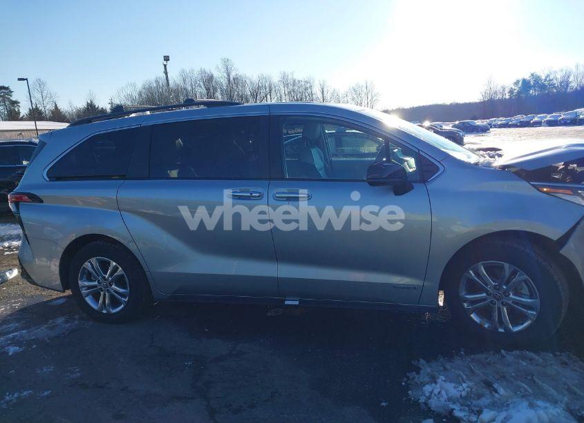 Photo 13 of 2021 Toyota Sienna XSE (VIN 5TDXSKFC7MS027124)