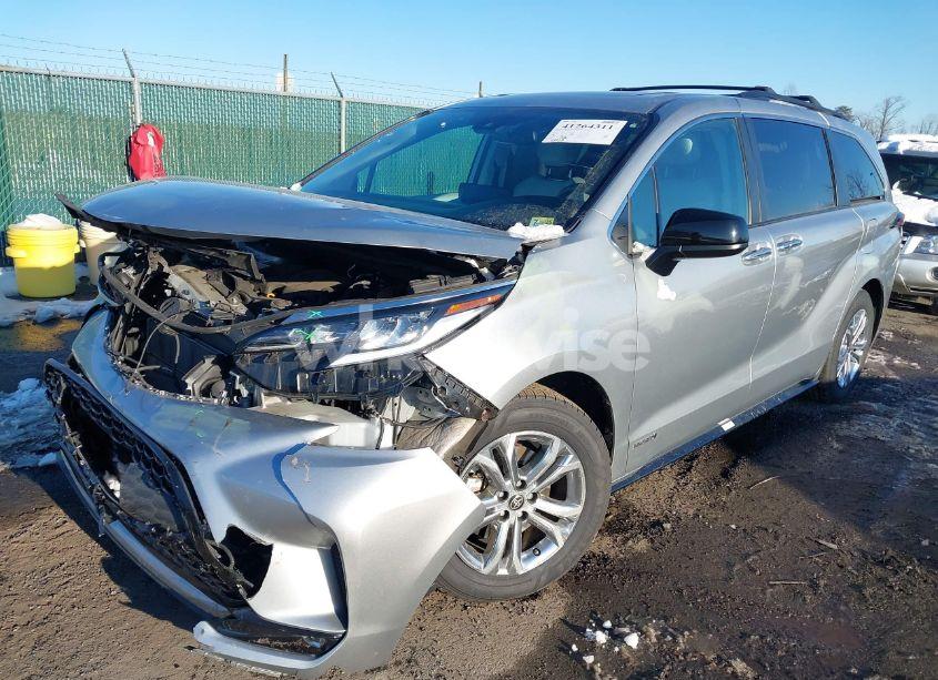 Photo 2 of 2021 Toyota Sienna XSE (VIN 5TDXSKFC7MS027124)