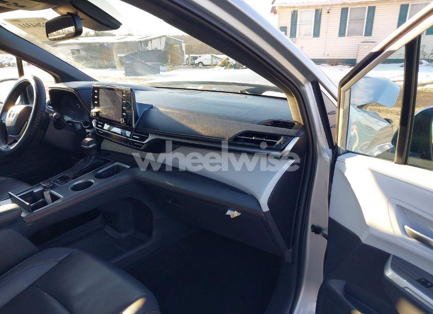 Photo 5 of 2021 Toyota Sienna XSE (VIN 5TDXSKFC7MS027124)