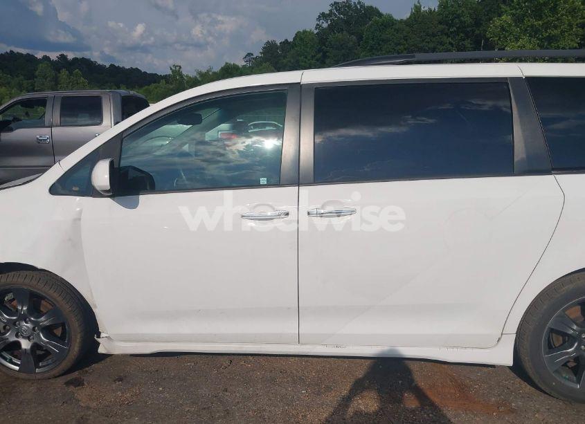 Photo 14 of 2017 Toyota Sienna SE PREMIUM 8 PASSENGER (VIN 5TDXZ3DC0HS885822)