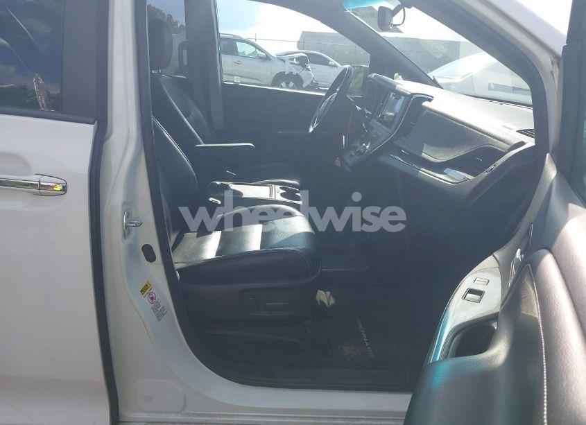 Photo 5 of 2017 Toyota Sienna SE PREMIUM 8 PASSENGER (VIN 5TDXZ3DC0HS885822)