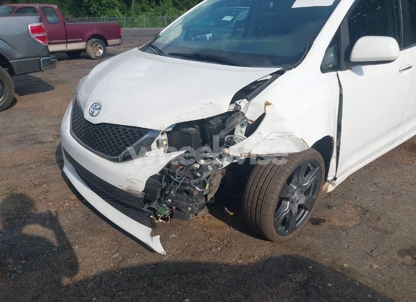 Photo 6 of 2017 Toyota Sienna SE PREMIUM 8 PASSENGER (VIN 5TDXZ3DC0HS885822)