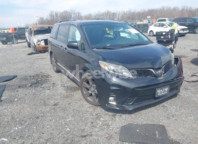 2018 Toyota Sienna SE PREMIUM 8 PASSENGER (VIN 5TDXZ3DC0JS917612) main photo