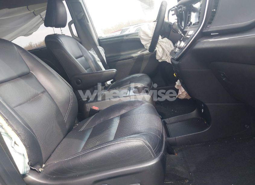 Photo 5 of 2018 Toyota Sienna SE PREMIUM 8 PASSENGER (VIN 5TDXZ3DC0JS917612)