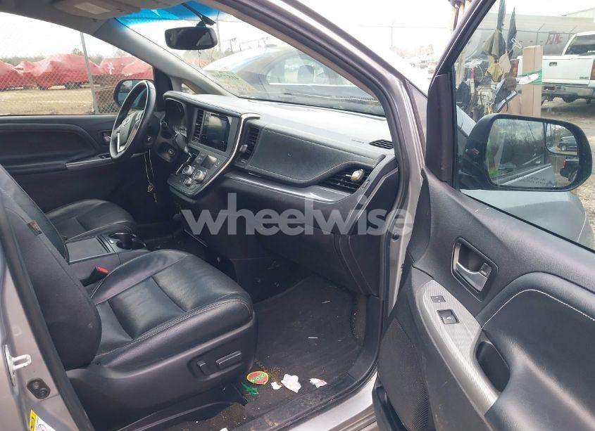 Photo 5 of 2017 Toyota Sienna SE 8 PASSENGER (VIN 5TDXZ3DC1HS816458)