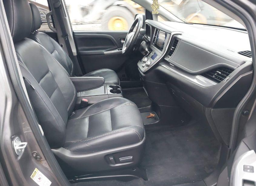 Photo 5 of 2017 Toyota Sienna SE 8 PASSENGER (VIN 5TDXZ3DC1HS826245)
