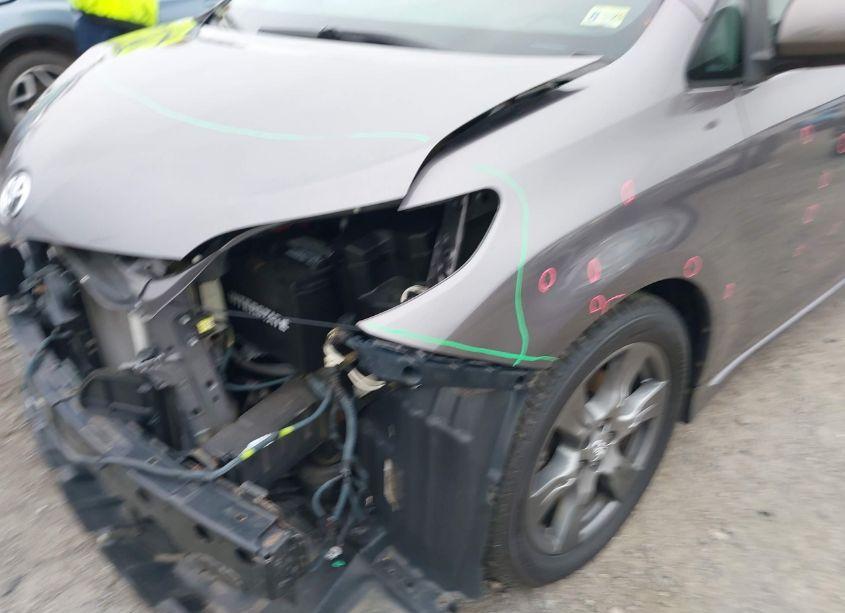 Photo 6 of 2017 Toyota Sienna SE 8 PASSENGER (VIN 5TDXZ3DC1HS826245)