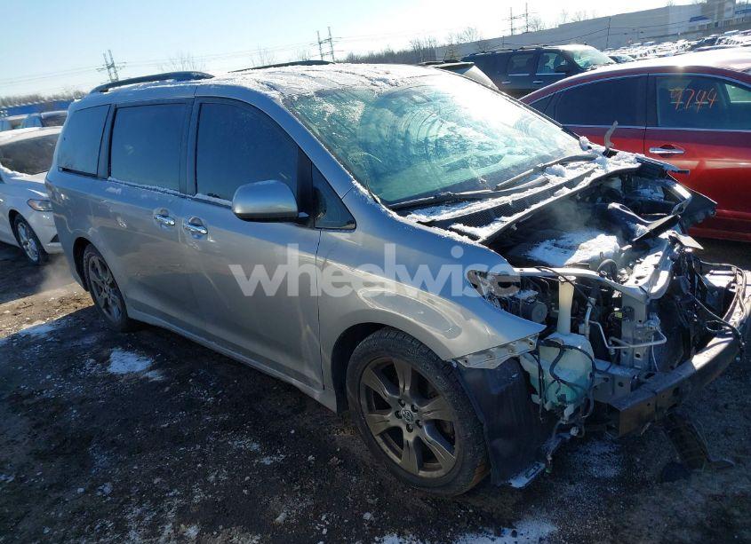 2018 Toyota Sienna SE 8 PASSENGER (VIN 5TDXZ3DC1JS940154) main photo