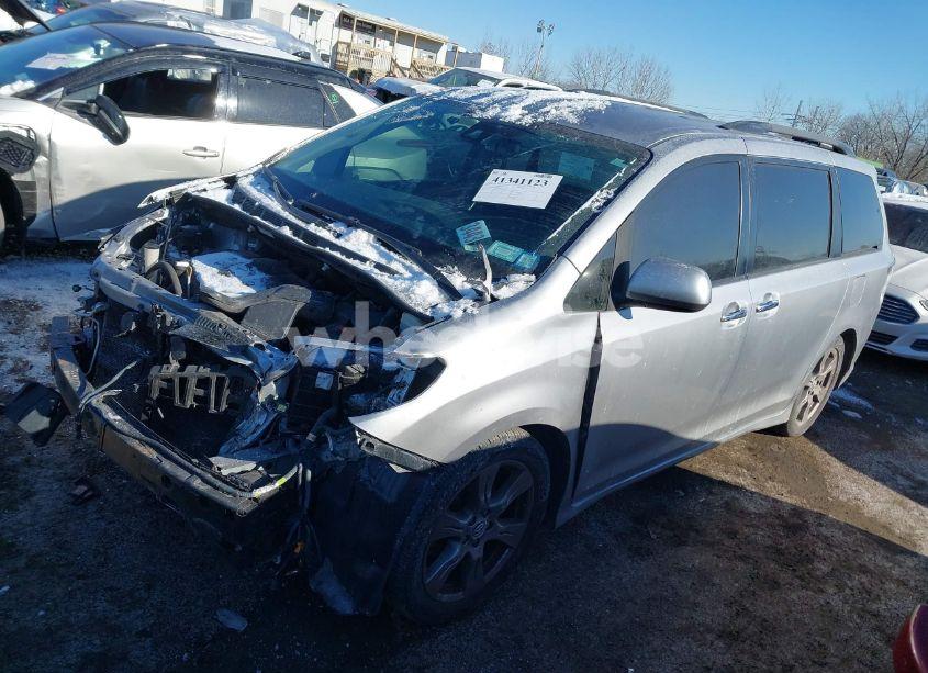 Photo 2 of 2018 Toyota Sienna SE 8 PASSENGER (VIN 5TDXZ3DC1JS940154)