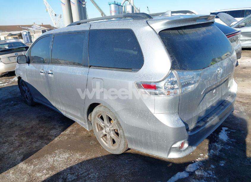 Photo 3 of 2018 Toyota Sienna SE 8 PASSENGER (VIN 5TDXZ3DC1JS940154)