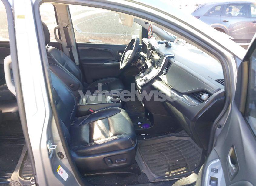 Photo 5 of 2018 Toyota Sienna SE 8 PASSENGER (VIN 5TDXZ3DC1JS940154)