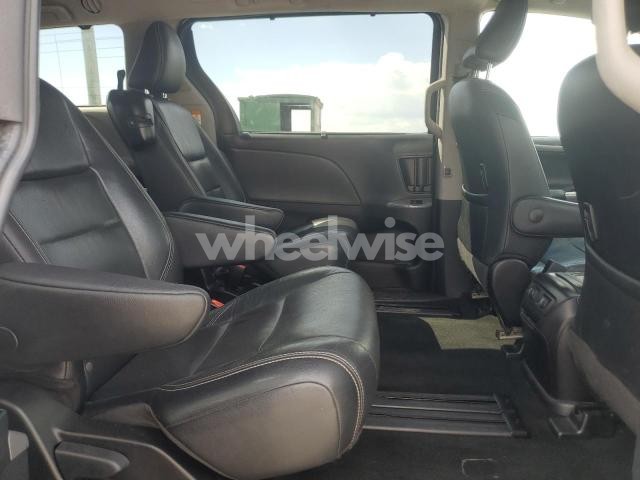 Photo 10 of 2018 TOYOTA SIENNA SE (VIN 5TDXZ3DC1JS961229)