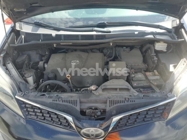 Photo 12 of 2018 TOYOTA SIENNA SE (VIN 5TDXZ3DC1JS961229)