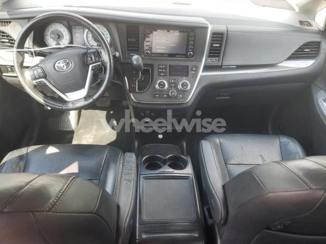 Photo 5 of 2018 TOYOTA SIENNA SE (VIN 5TDXZ3DC1JS961229)