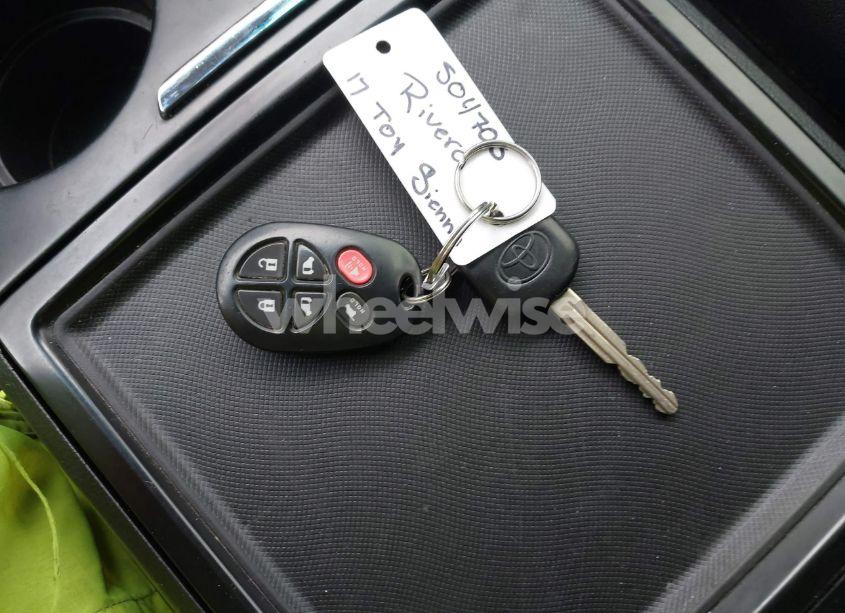 Photo 11 of 2017 Toyota Sienna SE 8 PASSENGER (VIN 5TDXZ3DC2HS783440)