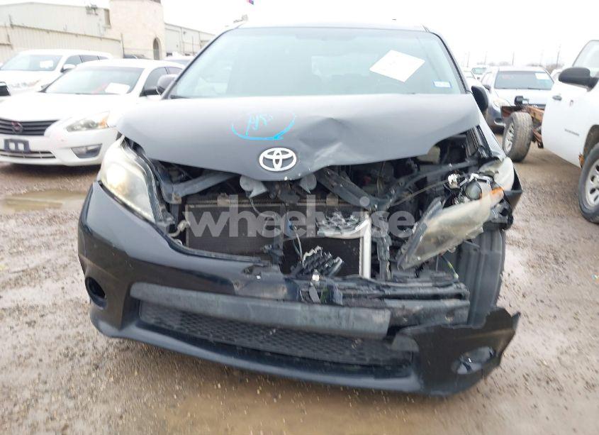 Photo 6 of 2017 Toyota Sienna SE 8 PASSENGER (VIN 5TDXZ3DC2HS783440)