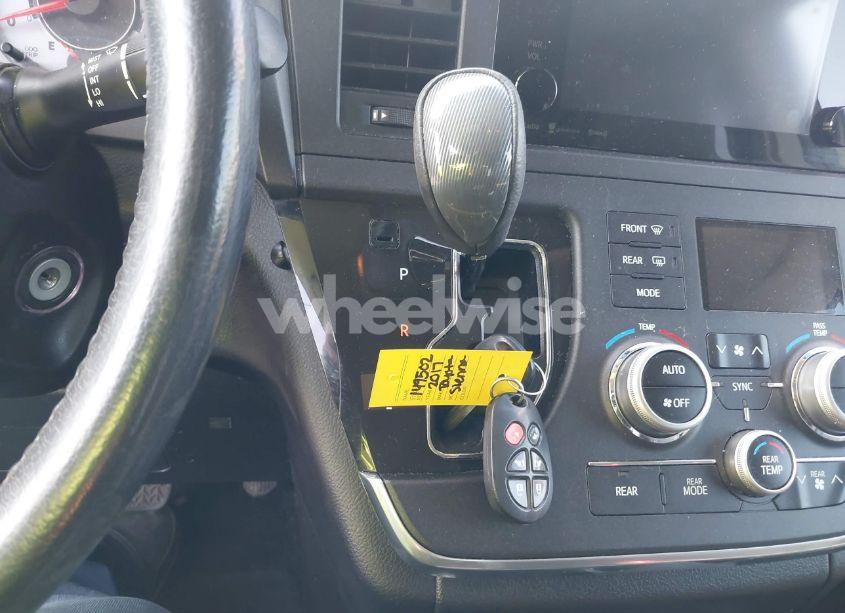 Photo 11 of 2017 Toyota Sienna SE 8 PASSENGER (VIN 5TDXZ3DC3HS779123)