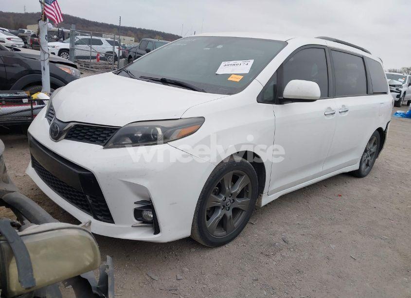 Photo 2 of 2018 Toyota Sienna SE 8 PASSENGER (VIN 5TDXZ3DC3JS910458)