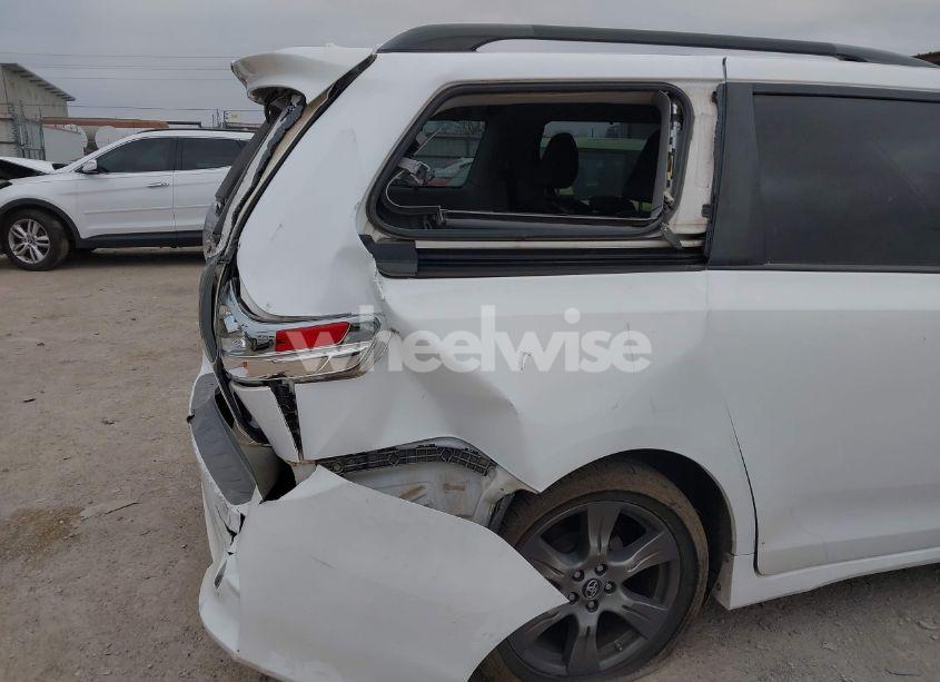 Photo 6 of 2018 Toyota Sienna SE 8 PASSENGER (VIN 5TDXZ3DC3JS910458)