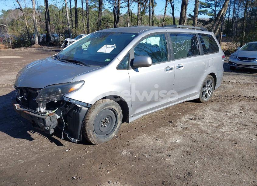 Photo 2 of 2018 Toyota Sienna SE 8 PASSENGER (VIN 5TDXZ3DC3JS927325)