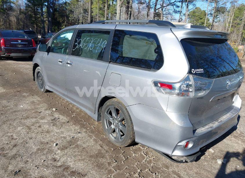Photo 3 of 2018 Toyota Sienna SE 8 PASSENGER (VIN 5TDXZ3DC3JS927325)