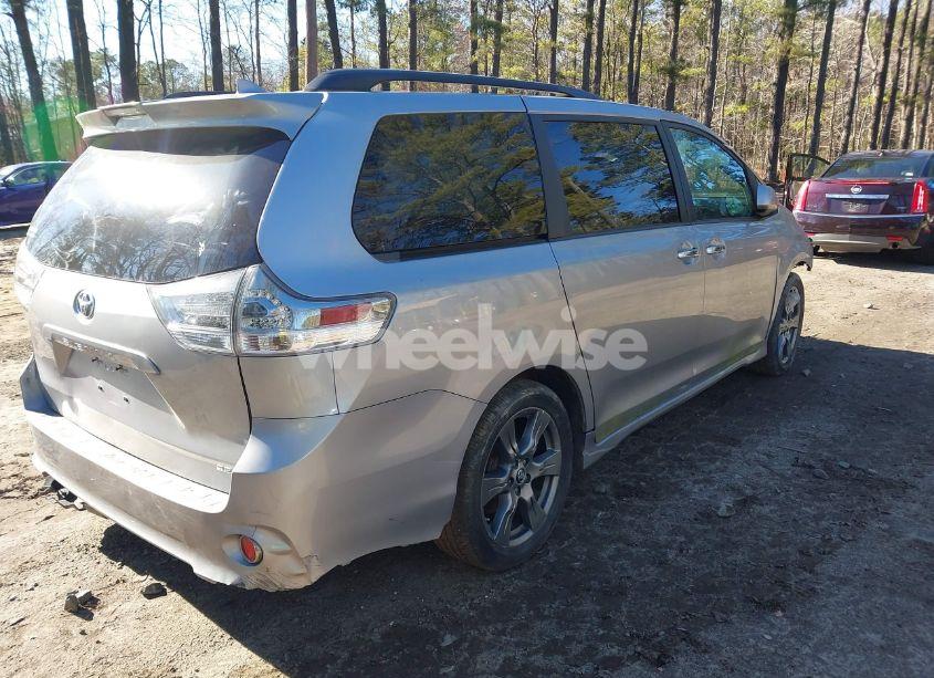Photo 4 of 2018 Toyota Sienna SE 8 PASSENGER (VIN 5TDXZ3DC3JS927325)