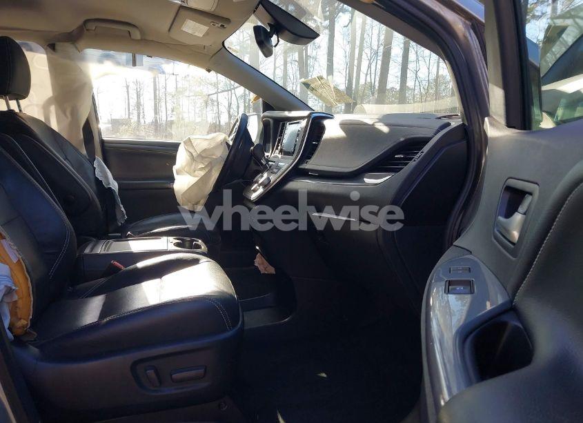 Photo 5 of 2018 Toyota Sienna SE 8 PASSENGER (VIN 5TDXZ3DC3JS927325)