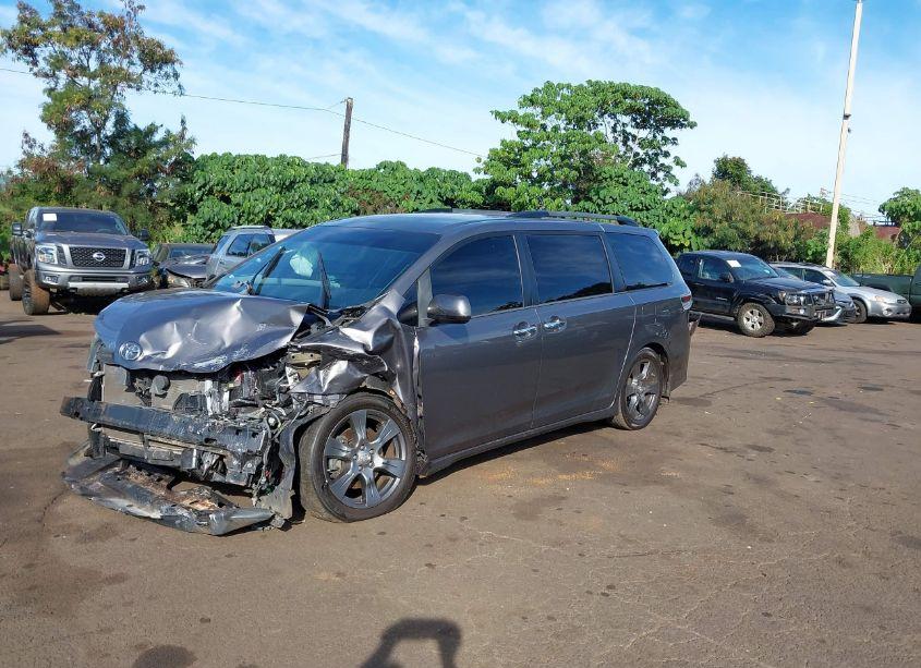 Photo 2 of 2017 Toyota Sienna SE PREMIUM 8 PASSENGER (VIN 5TDXZ3DC4HS773735)