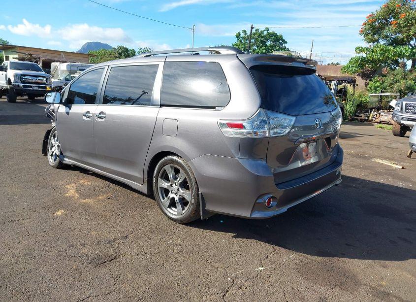 Photo 3 of 2017 Toyota Sienna SE PREMIUM 8 PASSENGER (VIN 5TDXZ3DC4HS773735)