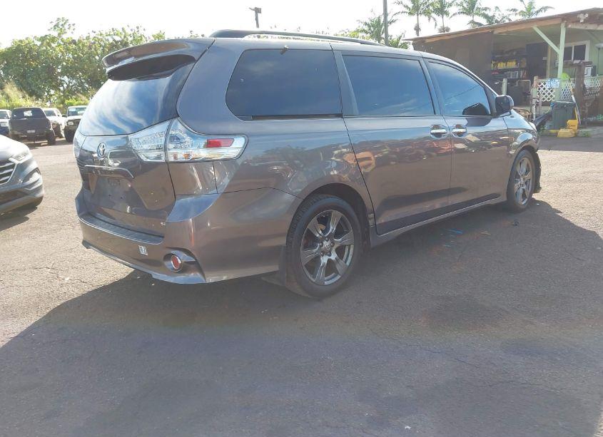 Photo 4 of 2017 Toyota Sienna SE PREMIUM 8 PASSENGER (VIN 5TDXZ3DC4HS773735)