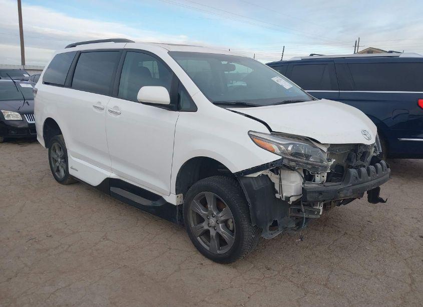 2017 Toyota Sienna SE 8 PASSENGER (VIN 5TDXZ3DC4HS786193) main photo