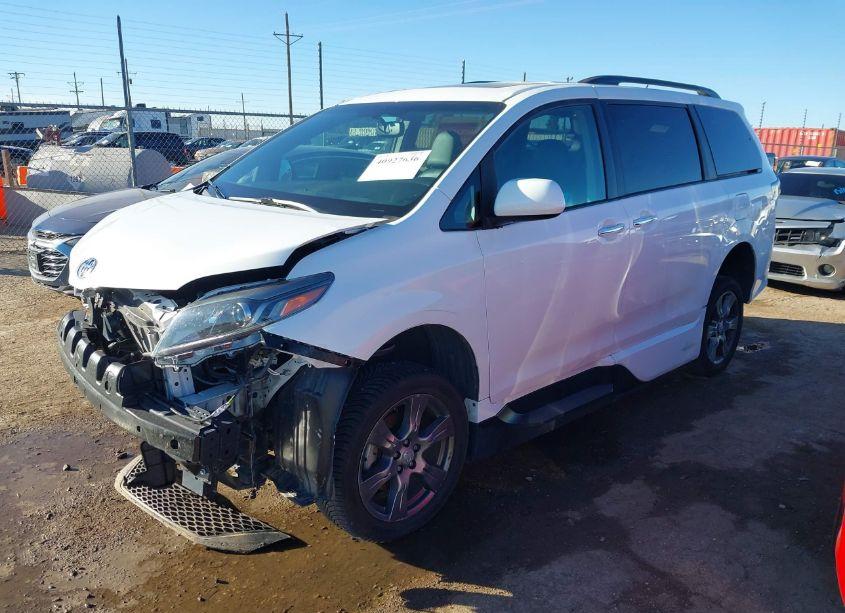 Photo 2 of 2017 Toyota Sienna SE 8 PASSENGER (VIN 5TDXZ3DC4HS786193)