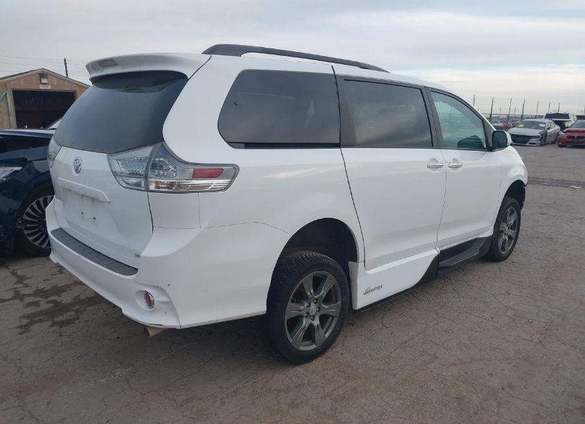 Photo 4 of 2017 Toyota Sienna SE 8 PASSENGER (VIN 5TDXZ3DC4HS786193)