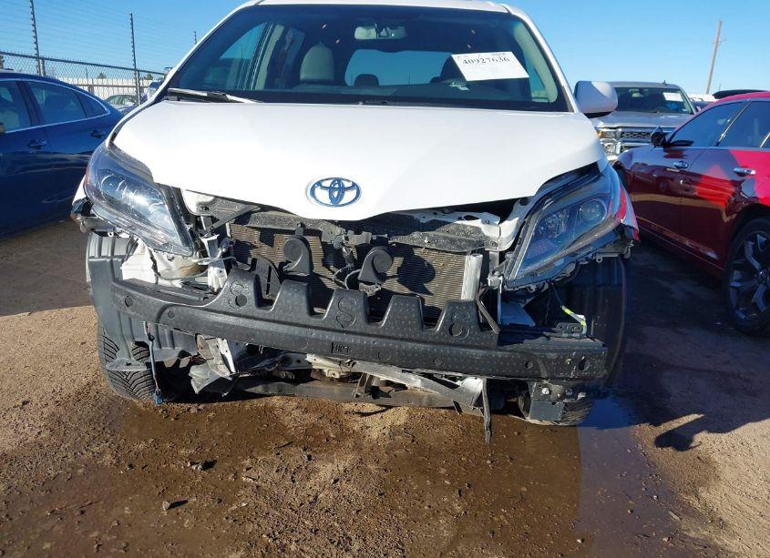 Photo 6 of 2017 Toyota Sienna SE 8 PASSENGER (VIN 5TDXZ3DC4HS786193)