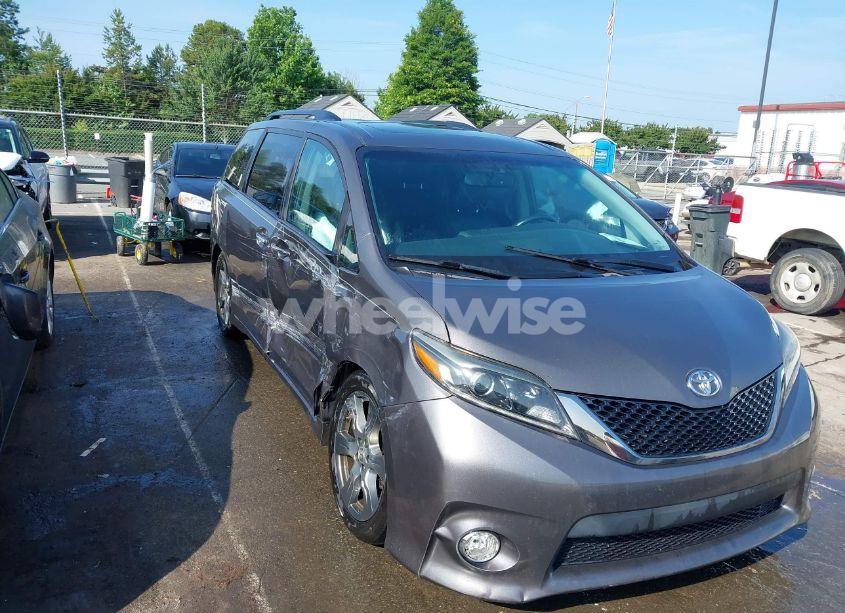 2017 Toyota Sienna SE PREMIUM 8 PASSENGER (VIN 5TDXZ3DC4HS799333) main photo