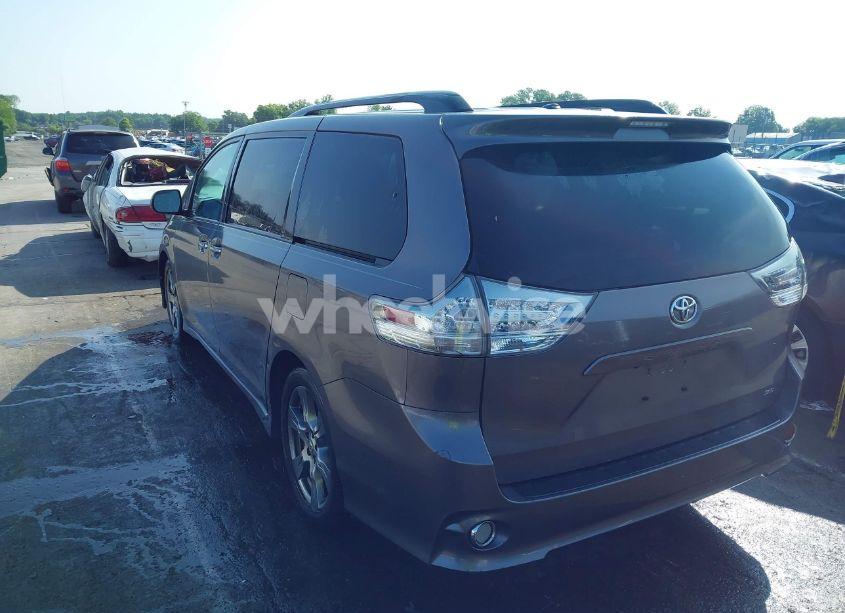 Photo 3 of 2017 Toyota Sienna SE PREMIUM 8 PASSENGER (VIN 5TDXZ3DC4HS799333)