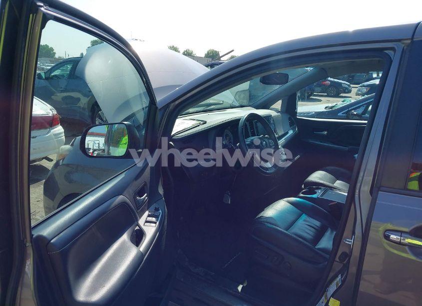 Photo 5 of 2017 Toyota Sienna SE PREMIUM 8 PASSENGER (VIN 5TDXZ3DC4HS799333)