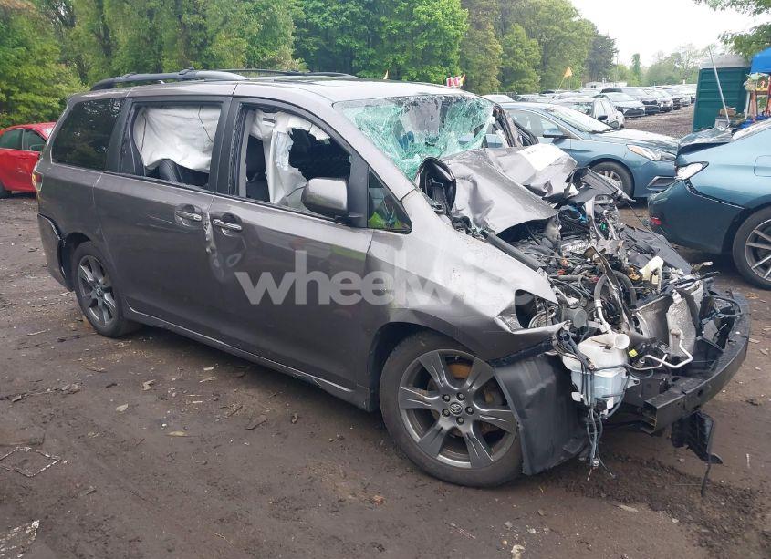 2019 Toyota Sienna SE 8 PASSENGER (VIN 5TDXZ3DC4KS014221) main photo