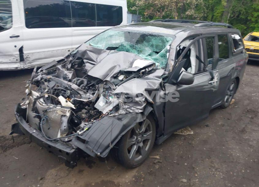 Photo 2 of 2019 Toyota Sienna SE 8 PASSENGER (VIN 5TDXZ3DC4KS014221)