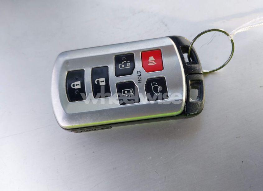 Photo 11 of 2018 Toyota Sienna SE/SE PREMIUM (VIN 5TDXZ3DC5JS915791)