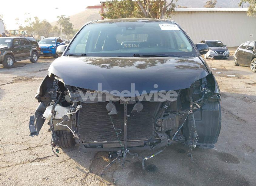 Photo 13 of 2018 Toyota Sienna SE/SE PREMIUM (VIN 5TDXZ3DC5JS915791)