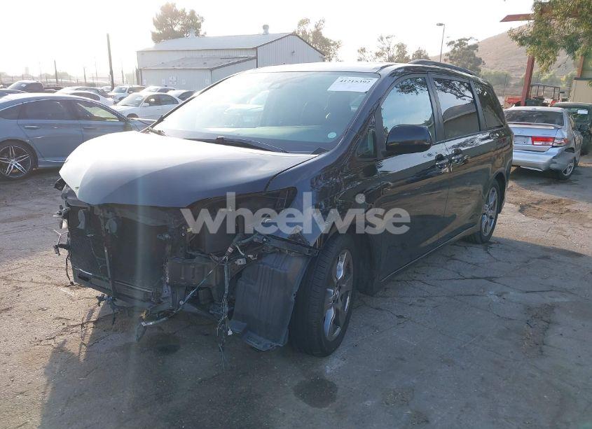 Photo 2 of 2018 Toyota Sienna SE/SE PREMIUM (VIN 5TDXZ3DC5JS915791)