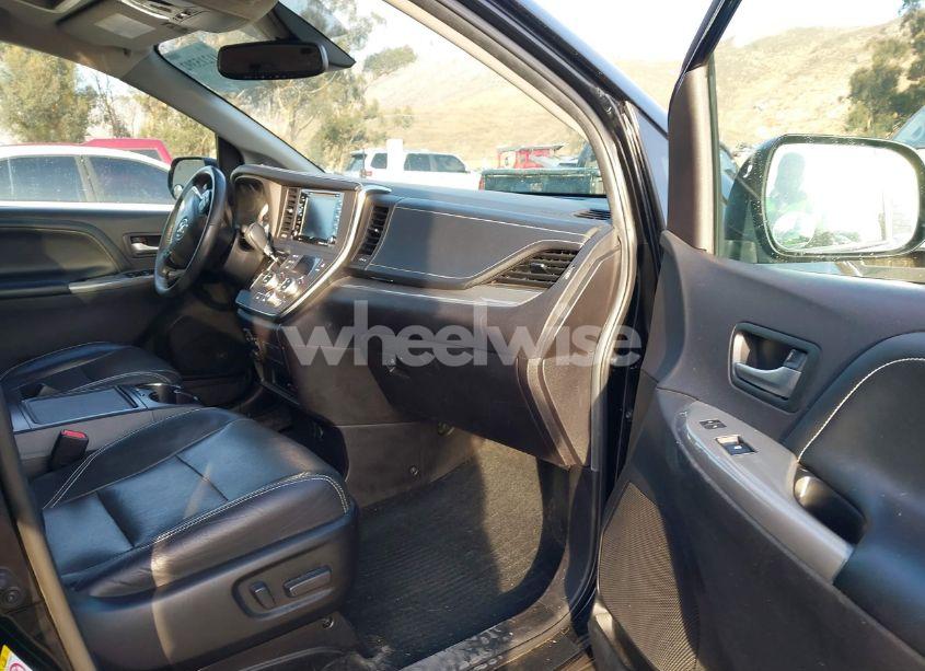 Photo 5 of 2018 Toyota Sienna SE/SE PREMIUM (VIN 5TDXZ3DC5JS915791)