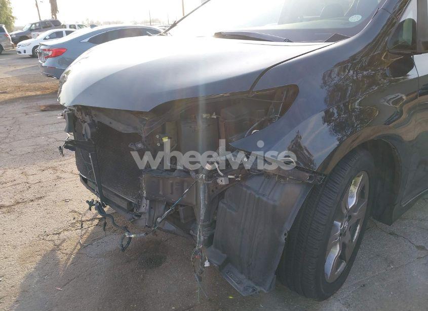 Photo 6 of 2018 Toyota Sienna SE/SE PREMIUM (VIN 5TDXZ3DC5JS915791)