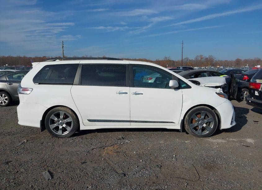 Photo 14 of 2018 Toyota Sienna SE 8 PASSENGER (VIN 5TDXZ3DC5JS939508)