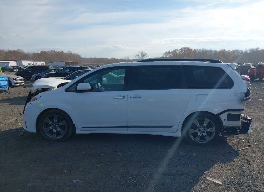 Photo 15 of 2018 Toyota Sienna SE 8 PASSENGER (VIN 5TDXZ3DC5JS939508)