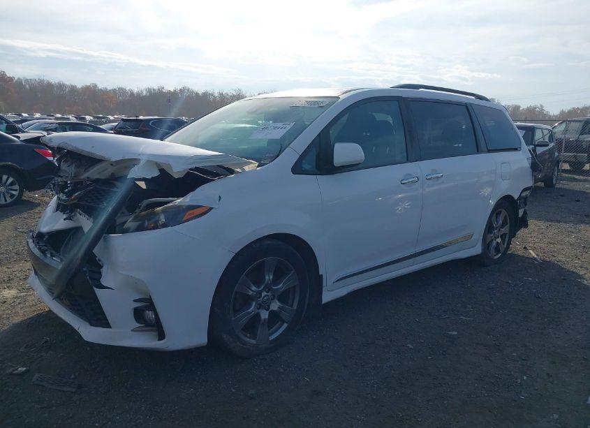 Photo 2 of 2018 Toyota Sienna SE 8 PASSENGER (VIN 5TDXZ3DC5JS939508)